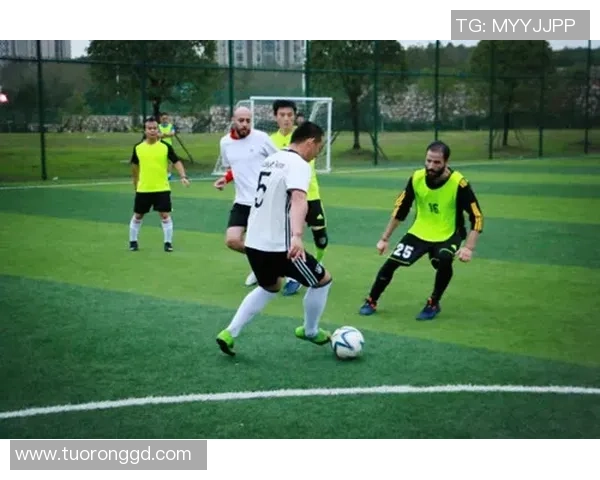 足球明星拉莫斯化身动漫角色展现激情与魅力的精彩瞬间