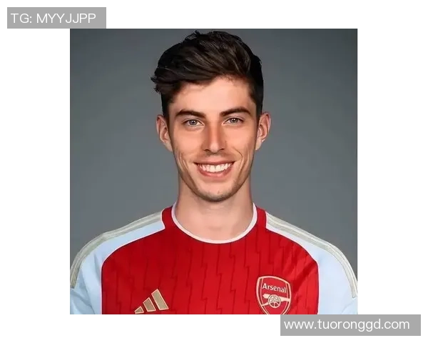 足球明星魅力四射超帅混剪展现球场风采与青春活力的完美结合